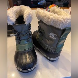 Sorel kids waterproof nylon hiker green boots size 13 little kid